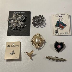 8 vintage brooches. Costume jewelry